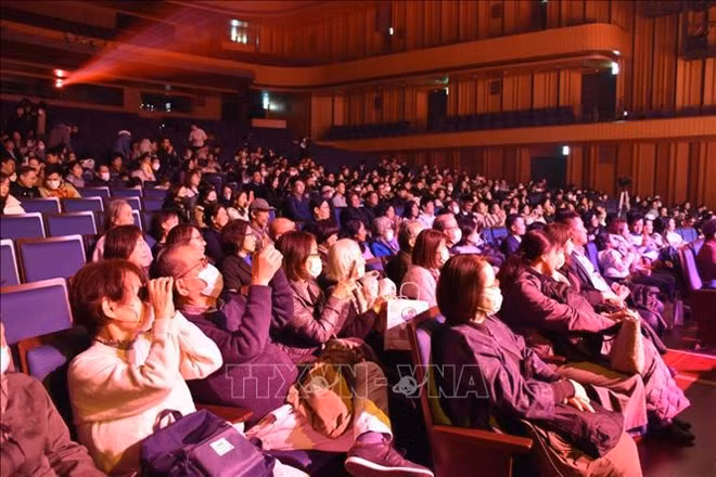 Vietnamese and Japanese people at the "Que huong" (Homeland) Programme 2024 in Higashi Osaka city, Japan's Kansai region. (Photo: VNA)