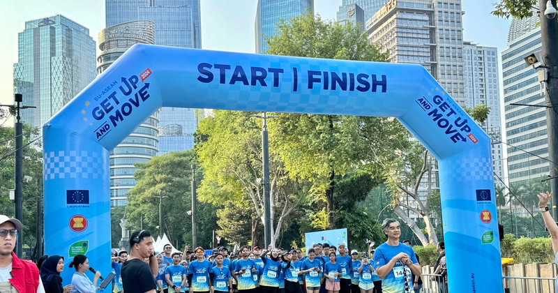 Around 500 people join in a five-kilometre run or walk and several “green action” events to kick off the week. (Photo: VNA) 