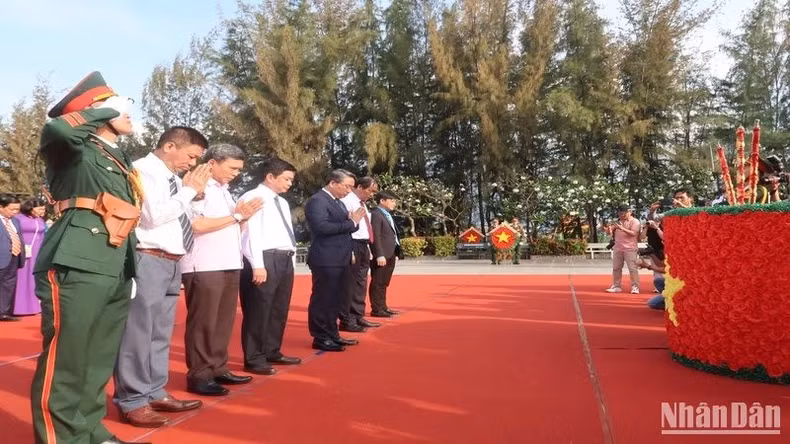 Member of the Party Central Committee, Secretary of Khanh Hoa Provincial Party Committee Nguyen Hai Ninh (fifth from left) and other delegates pay tribute to fallen soldiers. (Photo: PHONG NGUYEN)