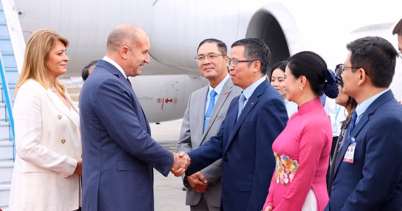 President of the Republic of Bulgaria Rumen Radev and his spouse are welcomed by Vietnamese officials at Noi Bai International Airport. (Photo: VNA) 