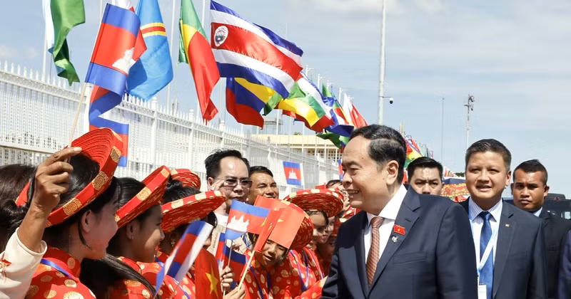 The farewell ceremony for NA Chairman Tran Thanh Man at Pochentong International Airport, Phnom Penh, Cambodia (Photo: VNA) 
