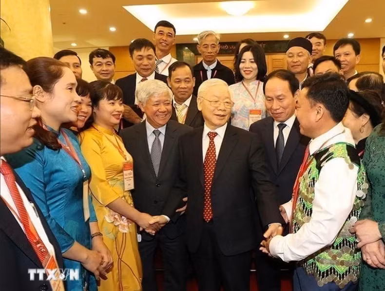 Party General Secretary Nguyen Phu Trong and other delegates at the conference honouring outstanding chairpersons of Vietnam Fatherland Front Committees at the communal level and heads of committees on fatherland front work across the country.