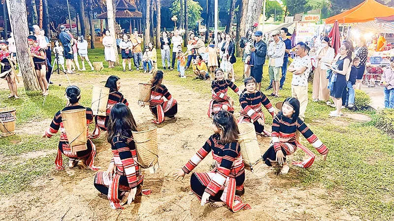 Ba Na ethnic minority girls in Gia Lai Province are graceful in dances and songs. (Photo: Kien Quoc)