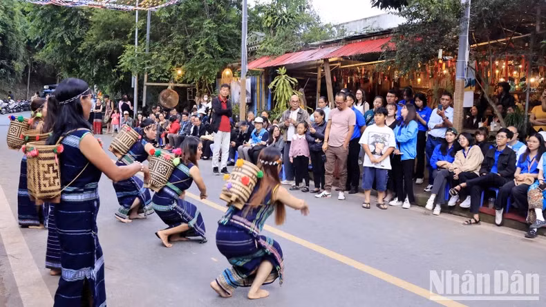 The Southern Central Highlands Dance on Da Lat Art Street