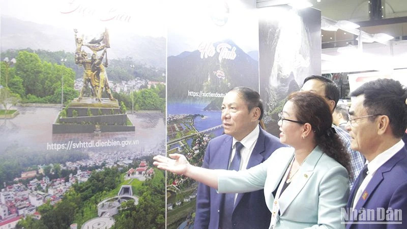 Minister of Culture, Sports and Tourism Nguyen Van Hung visits Vietnam’s pavilion. (Photo: Hai Tien)