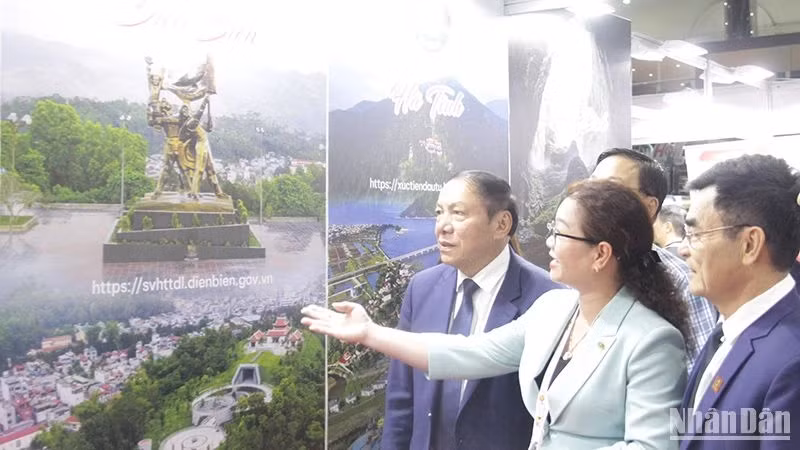 Minister of Culture, Sports and Tourism Nguyen Van Hung visits Vietnam’s pavilion. (Photo: Hai Tien)