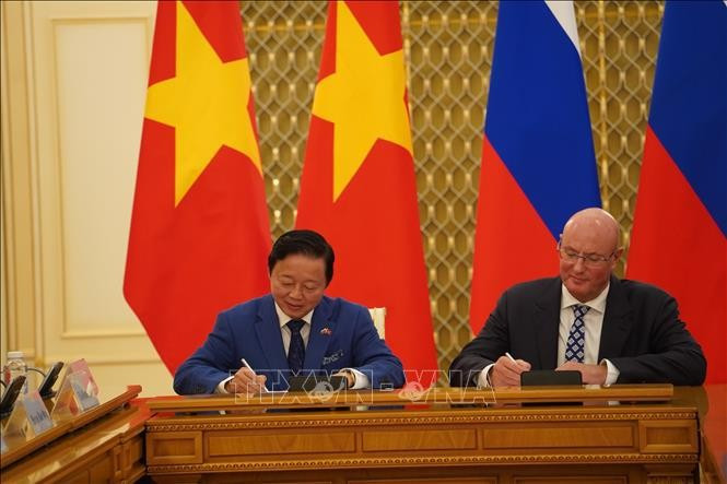 Deputy Prime Minister Tran Hong Ha (L) and his Russian counterpart Dmitry Chernyshenko sign the meeting's minute (Photo: VNA) 