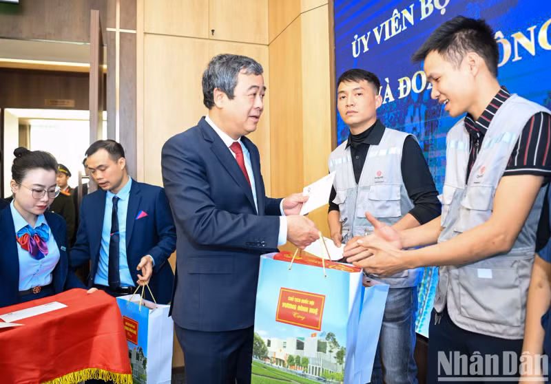 Secretary of the Thai Binh Provincial Party Committee, Ngo Dong Hai, presents gifts to workers who are living in difficult circumstances.