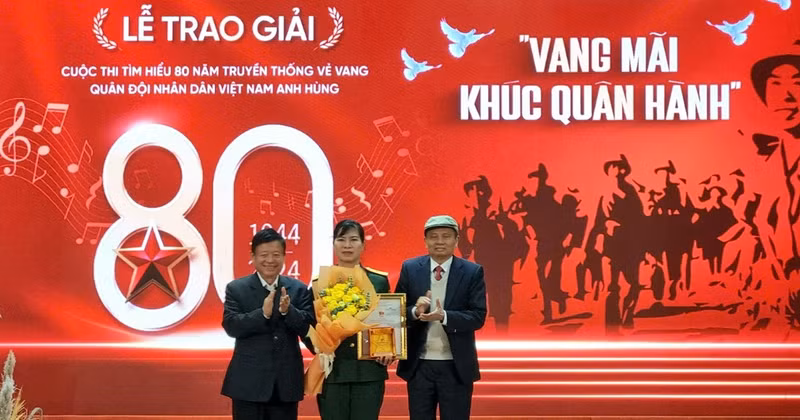 The organising committee presents the first prize to the winner. (Photo: the organising committee)