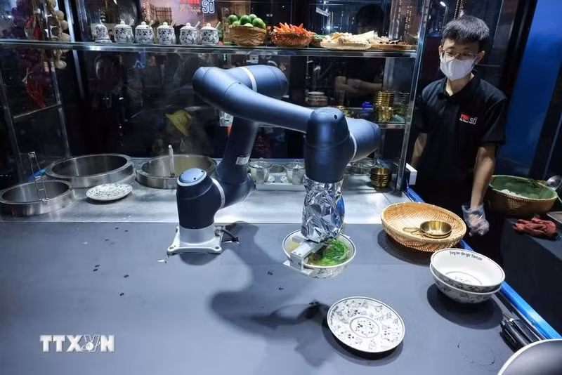 Pho (rice noodle soup) is prepared by smart robots (Photo: VNA) 