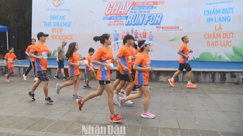 More than 450 people participated in the community run called "Run for a Vietnam without violence against women and girls" on November 27, 2022. (Photo: TRUNG HUNG)