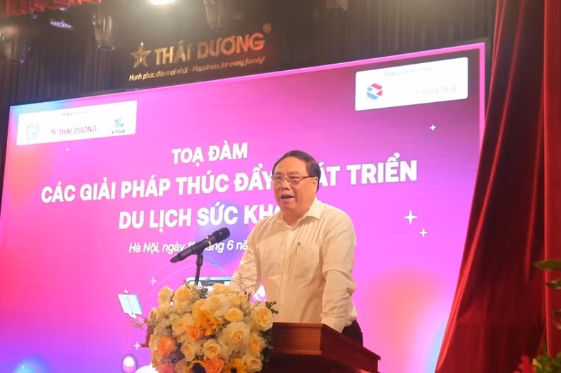 Assoc. Prof. Dr Dau Xuan Canh, Chairman of the Vietnam Oriental Traditional Medicine Association speaks at the event.