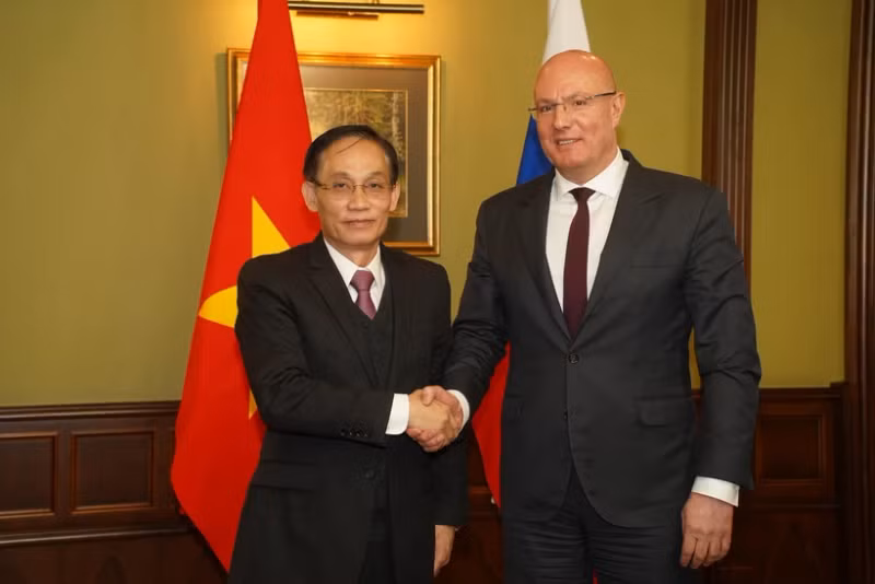 Secretary of the Communist Party of Vietnam (CPV) Central Committee and head of its Commission for External Relations Le Hoai Trung and Deputy Prime Minister Dmitry Chernyshenko who is also co-chair of the Vietnam-Russia Inter-Governmental Commission on Economic, Trade, Scientific and Technological Cooperation. (Photo: VNA) 