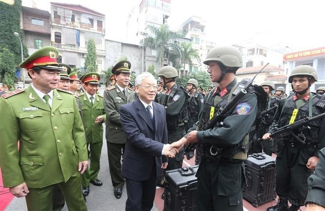 Party General Secretary Nguyen Phu Trong visits, inspects combat readiness of the Mobile Police Command (Ministry of Public Security), on January 2, 2016. (Photo: VNA) 
