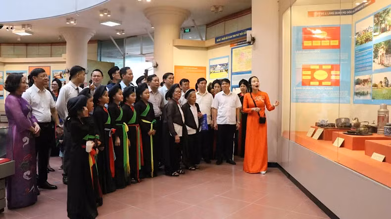 The delegates visit the exhibition.