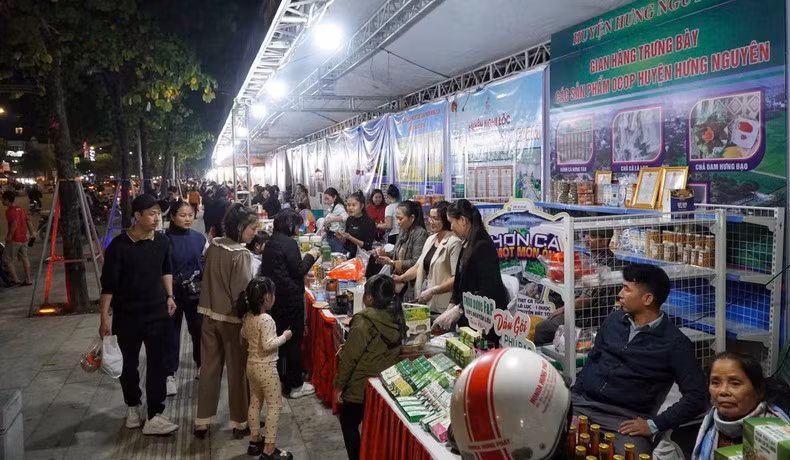 The 2024 Lotus Tourism and Culinary Festival, with more than 70 booths, takes place from November 29 to December 1 at the Provincial Cultural Centre and Ho Tung Mau Walking Street (Vinh City), with a variety of diverse and rich activities.