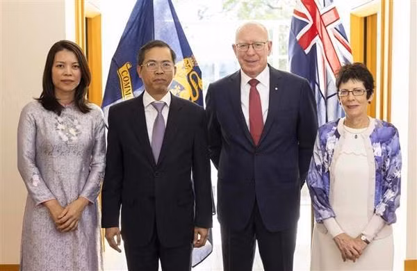 Vietnamese Ambassador to Australia Pham Hung Tam (second left) and his spouse pose for a group photo with Australian Governor General David Hurley (second right) and his spouse (Photo: VNA) 