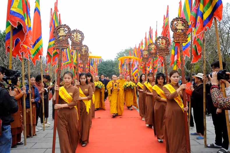 Right on the opening day of the festival, thousands of people, dignitaries, monks, and nuns visited the temple for worship. (Photo: XUAN LAM)