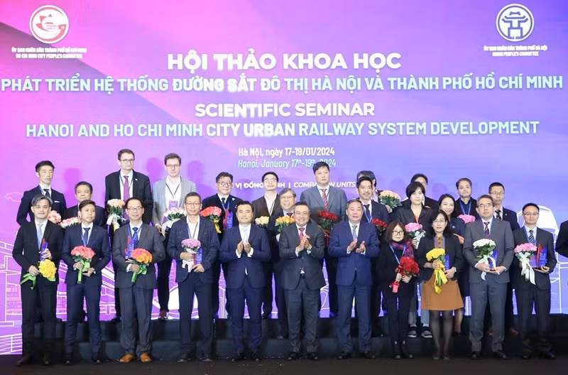 The organising board presents flowers to the delegates. 