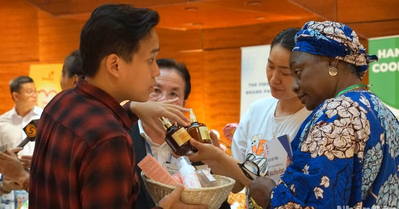 Representatives from businesses introduce Vietnamese products to Halal market partners. (Illustration photo: TRUNG HUNG)