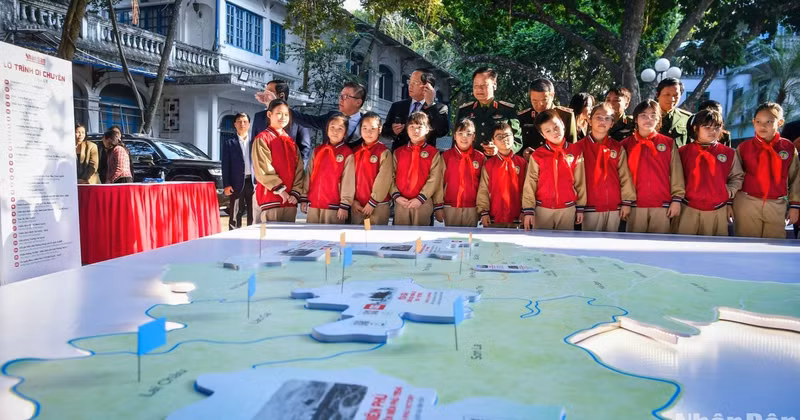 The exhibition officially opened at Nhan Dan Newspaper’s headquarters in Hanoi on December 18.