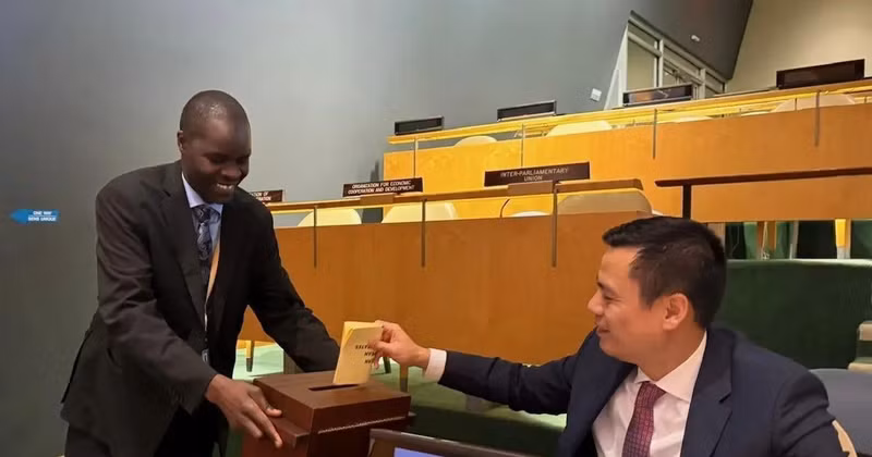 Ambassador Dang Hoang Giang, Permanent Representative of Vietnam to the United Nations, cast his vote at the election in New York on November 20 (local time). (Photo: VNA) 