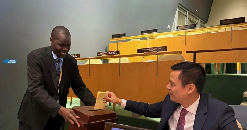Ambassador Dang Hoang Giang, Permanent Representative of Vietnam to the United Nations, cast his vote at the election in New York on November 20 (local time). (Photo: VNA) 