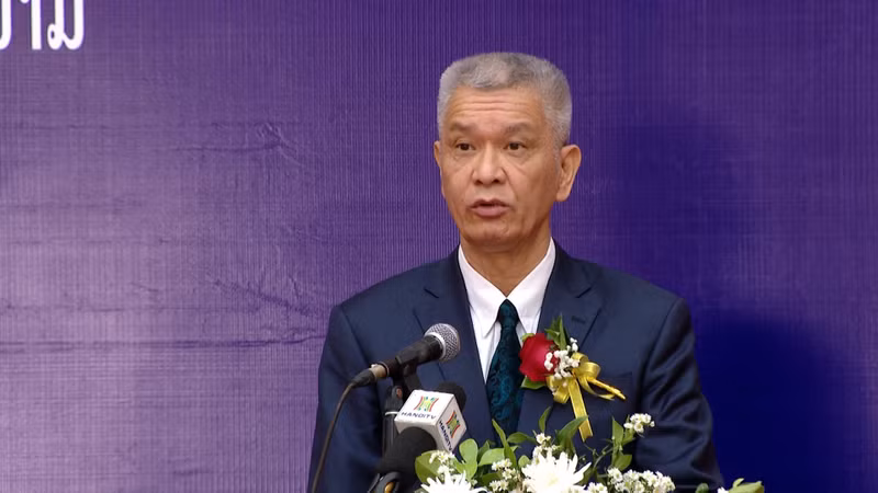 Secretary of the Municipal Party Committee Anouphap Tounalom speaks at the ceremony. (Photo: hanoimoi.vn)