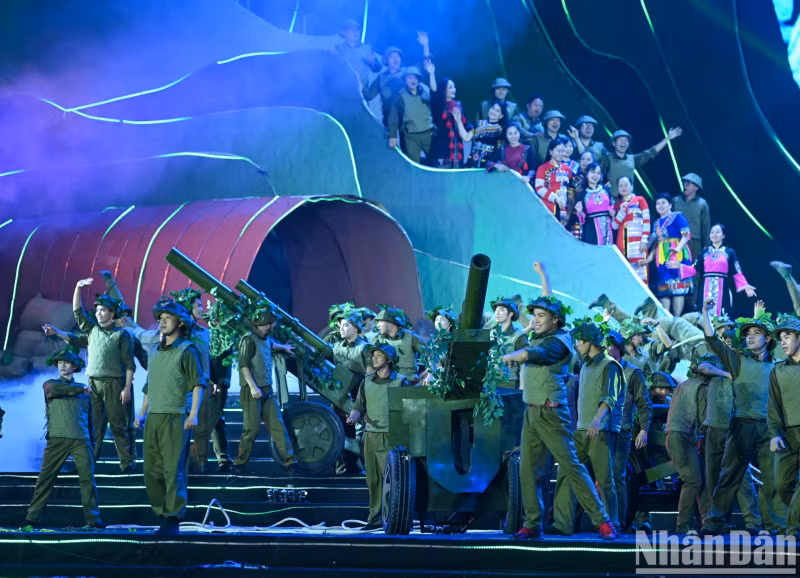 The images of ethnic minority people participating in the campaign and bringing supplies to the battlefield and hundreds of soldiers pulling artillery into the frontline were recreated at the programme.