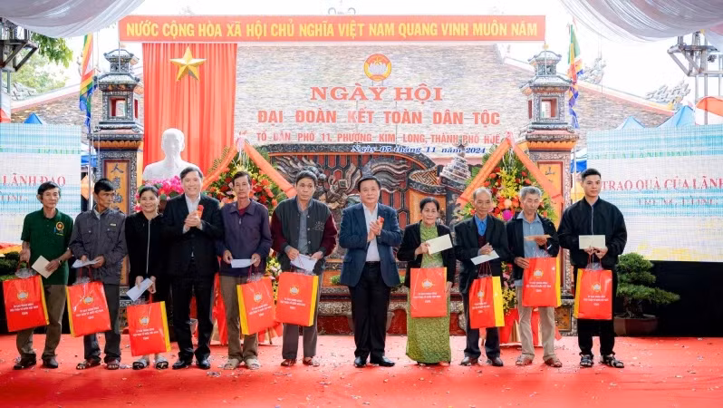 Prof. Dr Nguyen Xuan Thang, Politburo member, Director of the HCMA, and Chairman of the Central Theory Council, presents gifts to policy-beneficiary families.