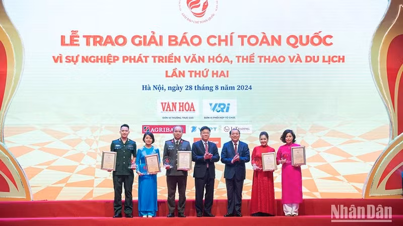 The first-prize winning groups and individuals are honoured. (Photo: SON TUNG)