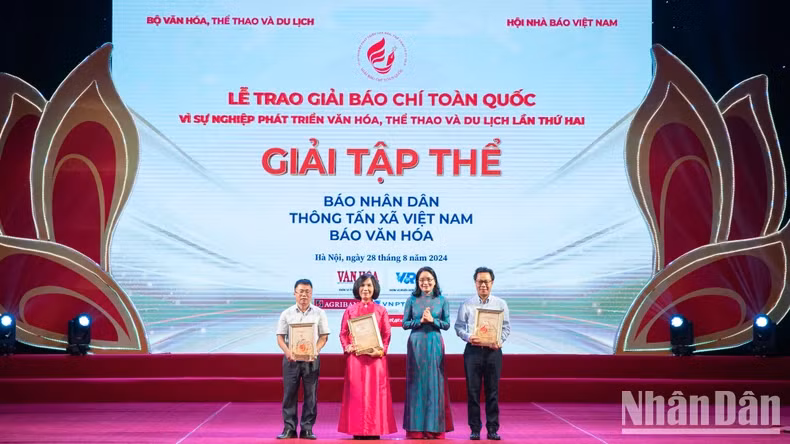 Nhan Dan Newspaper, the Vietnam News Agency, and Van hoa Newspaper receive collective awards.