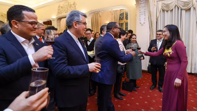 Deputy Minister of Foreign Affairs Le Thi Thu Hang and representatives from foreign representative agencies and foreign press agencies in Vietnam. (Photo: Foreign Ministry)