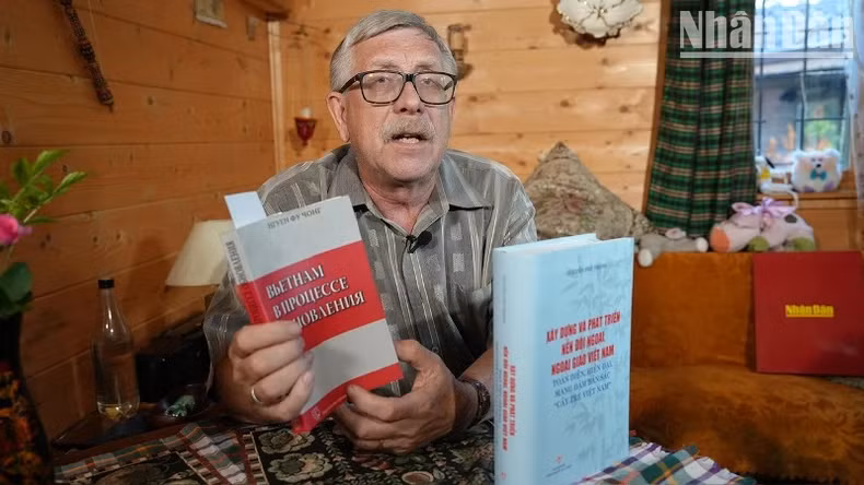 Assoc. Prof. Piotr Tsvetov, First Vice President of the Russia-Vietnam Friendship Association talking with Nhan Dan Newspaper’s report in Russia. Assoc. Prof. Piotr Tsvetov, First Vice President of the Russia-Vietnam Friendship Association talking with Nhan Dan Newspaper’s report in Russia.