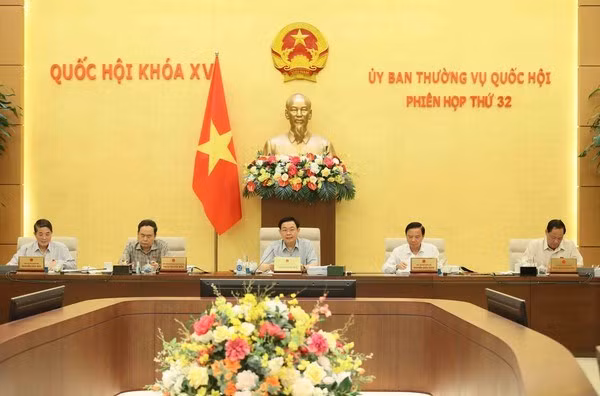 NA Chairman Vuong Dinh Hue (middle) and NA Vice Chairmen at the session. (Photo: VNA)