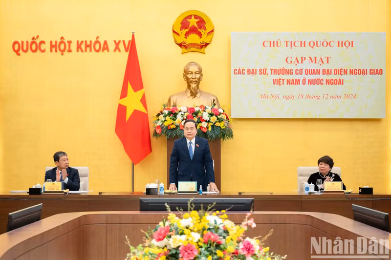 NA Chairman Tran Thanh Man speaks at the meeting.