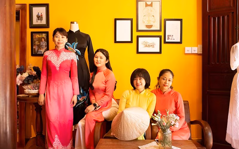 The made-to-order and ready-to-pickup service of Ao Dai (Vietnamese traditional dress) attracts visitors to Hoi An.