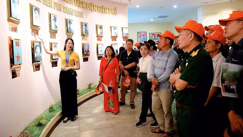 Nguyen Viet Hang guides visitors to Dien Bien Phu Historical Victory Museum.