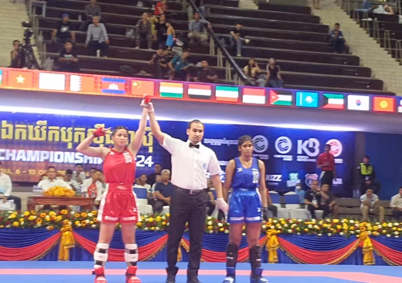 Kickboxer Phung Thi Hong Tham secures the 11th gold medal for the Vietnamese team. (Photo: Ngoc Hai/hanoimoi.vn)