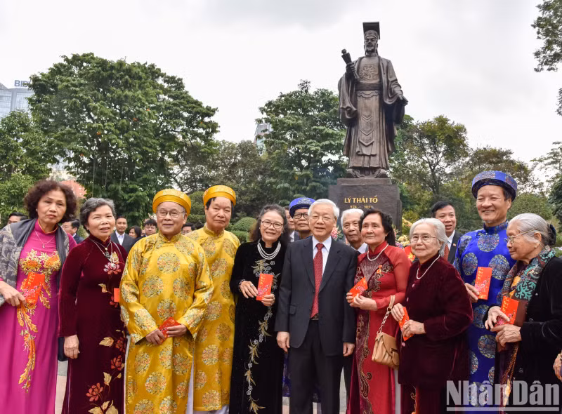 Party General Secretary Nguyen Phu Trong visits and extends greetings to the Party Committee, authorities, and people of Hanoi on the morning of January 28 (the first day of Lunar New Year) on the occasion of the Lunar New Year in 2017 and the 87th anniversary of the founding of the Communist Party of Vietnam (February 3, 1930 - 2017).