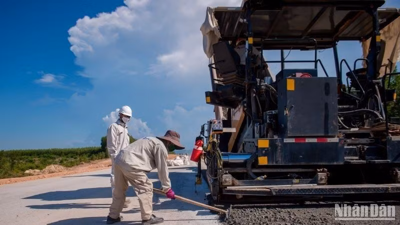Contractors mobilise convenient means and human resources to develop concrete pavement on the North-South Expressway (Phase II).