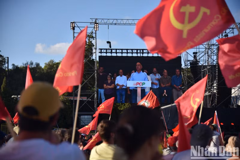 Despite the challenges posed by the economic crisis and rising inflation, many Portuguese citizens attended the press festival early to support the Communist Party in advancing initiatives to improve workers' lives.