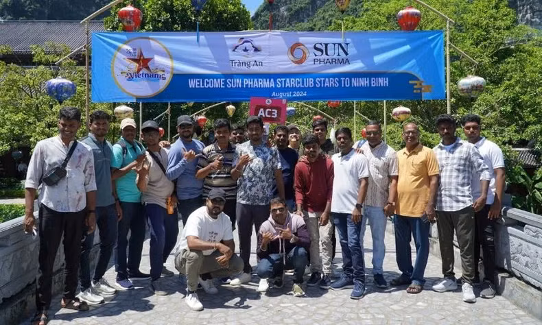 In Ninh Binh, the Indian tourists experience a boat tour at the Trang An eco-tourism site, the centre of the Trang An Scenic Landscape Complex. (Photo: Le Hoang)