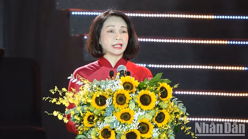 Vice Chairwoman of the Hanoi Municipal People's Committee Vu Thu Ha delivers an opening speech.