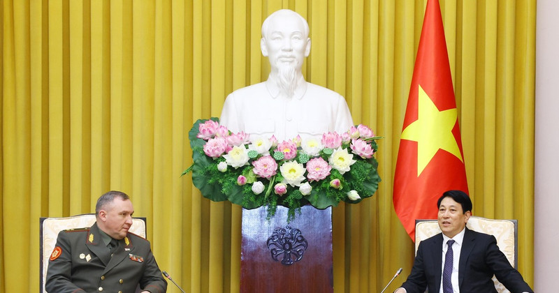 State President Luong Cuong (right) and Belarusian Minister of Defence Khrenin Viktor Gennadievich in Hanoi on December 17. (Photo: VNA) 