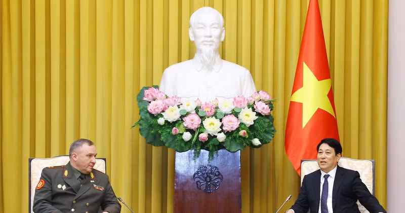 State President Luong Cuong (right) and Belarusian Minister of Defence Khrenin Viktor Gennadievich in Hanoi on December 17. (Photo: VNA) 