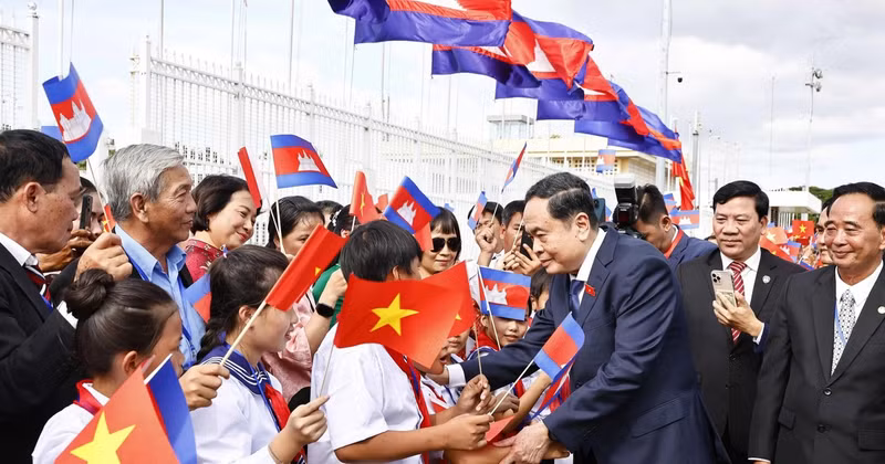 National Assembly Chairman Tran Thanh Man welcomed at Pochentong International Airport (Photo: VNA)