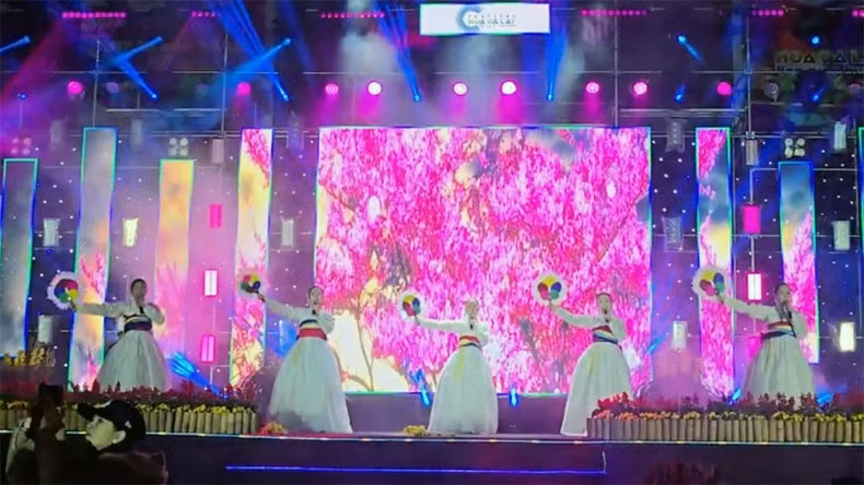 An art performance by artists from Chuncheon City, the RoK.