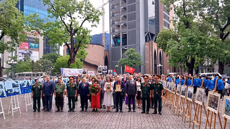 The delegates conclude the parade.