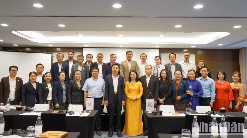 The Red Cross Societies of Vietnam and Laos pose for a photo at the conference. 